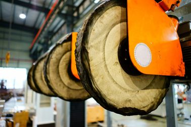 kupować Pełna automatyczna maszyna do polerowania 4400 * 3400 * 2900 Wymiary do zamka drzwiowego produkcja online