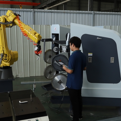 Automatyczny robot do szlifowania i polerowania. Precyzyjny system metalu i materiałów kompozytowych.