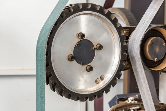 Automatyczna kompensacja pozycji Robotyczna maszyna do gratowania metali